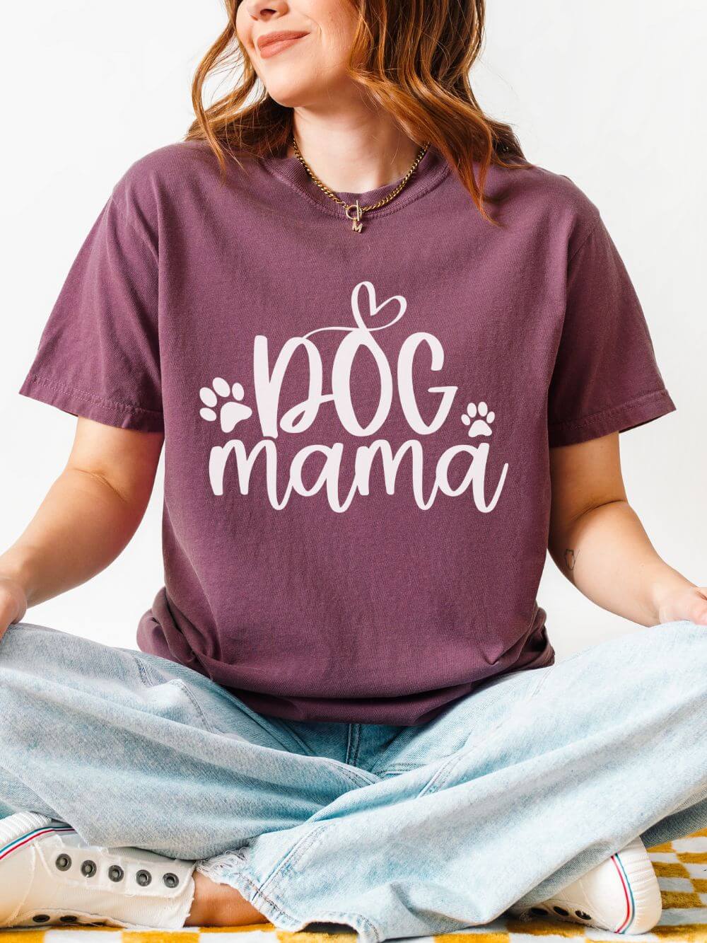 Dog Mama Heart Paws T-Shirt Cute Dog Mom Graphic Tee