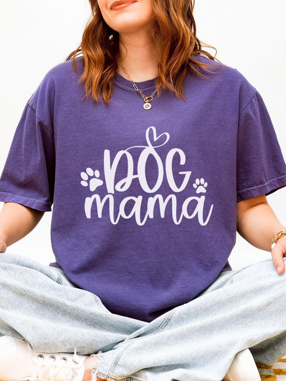 Dog Mama Heart Paws T-Shirt Cute Dog Mom Graphic Tee