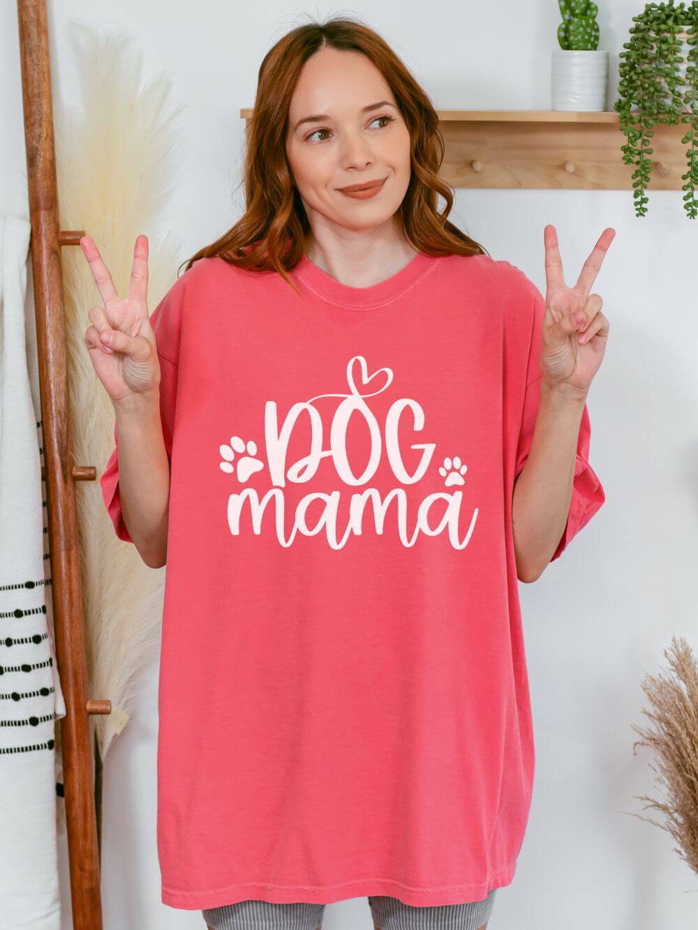 Dog Mama Heart Paws T-Shirt Cute Dog Mom Graphic Tee
